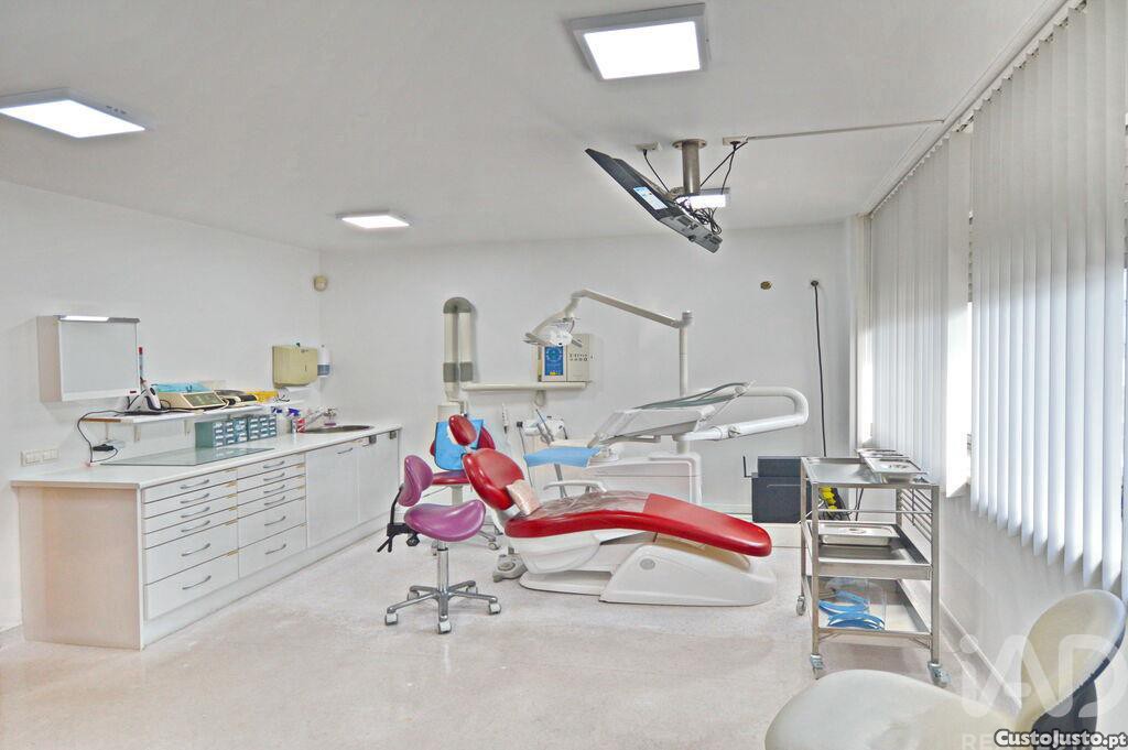 Loja / Estabelecimento Comercial em Baixa Da Banheira E Vale Da Amoreira de 150,00 m²