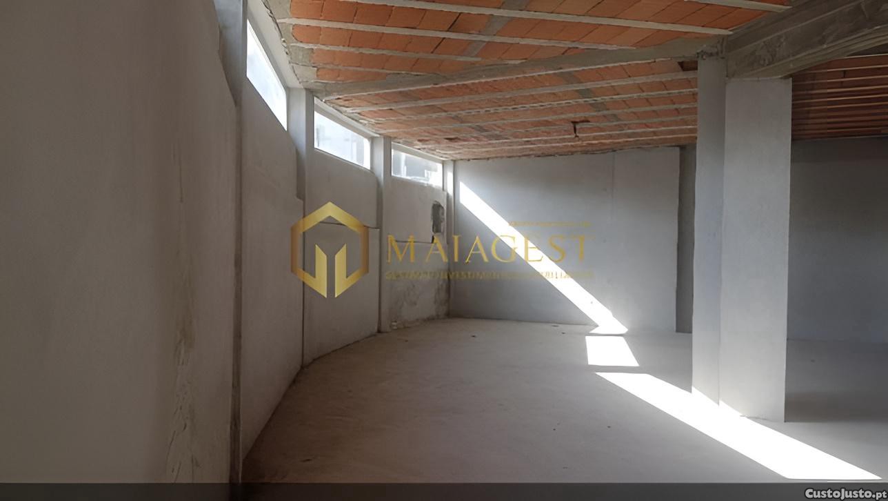 Loja em Sub-Cave Elevada com Luz Natural