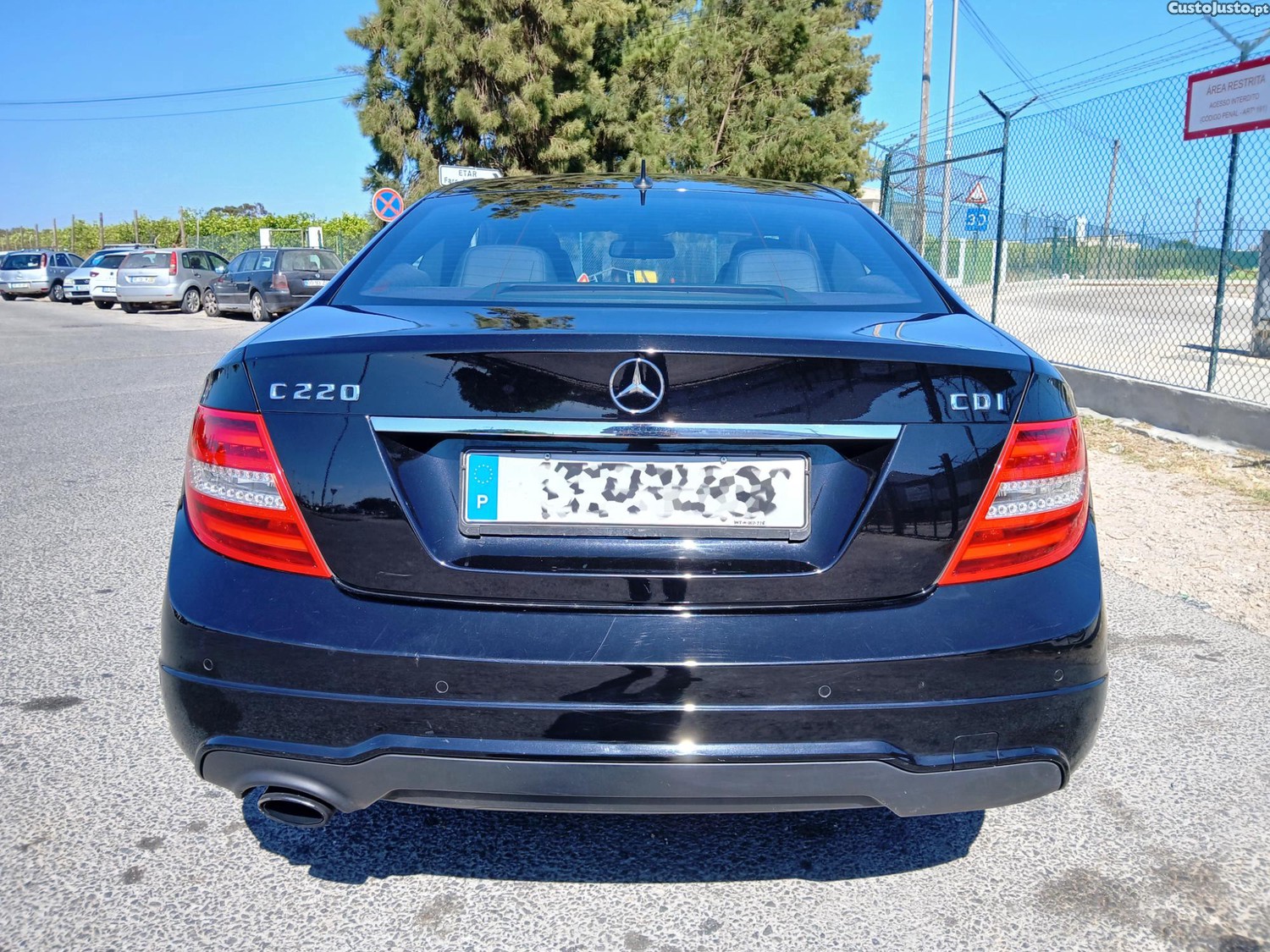 Mercedes-Benz C 220 Coupé Automático (2014)   Apenas 91.000 km - edição especial - 14 foto 4