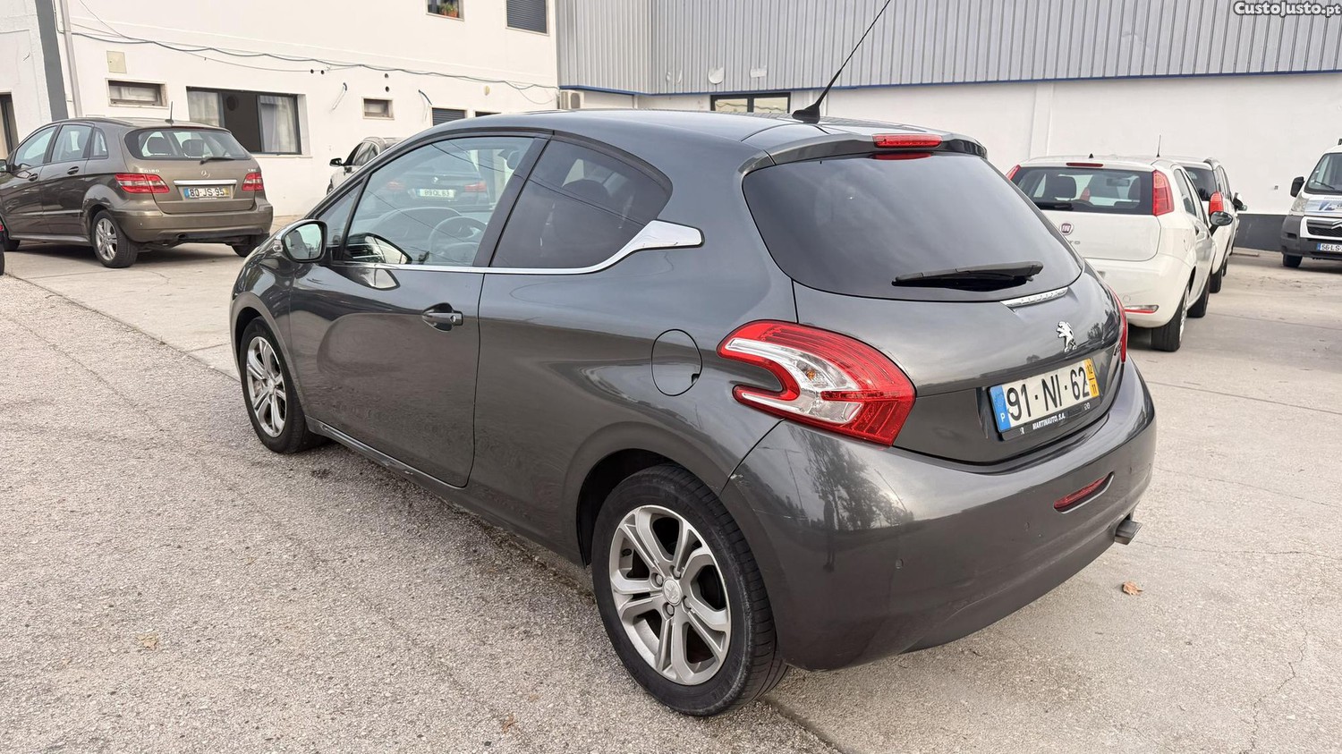 Peugeot 208 1.2 VTI Allure de 2012 — photo 3
