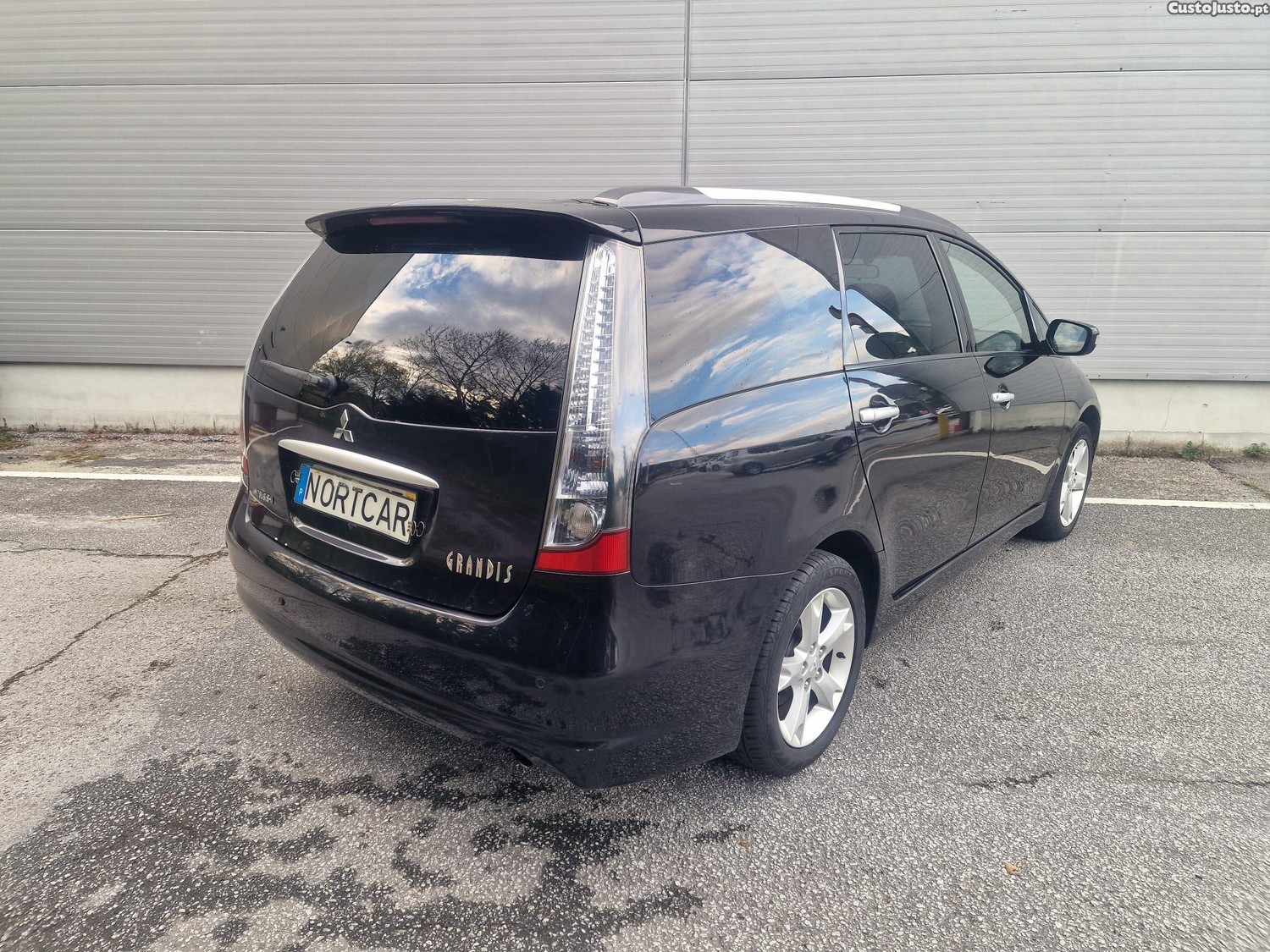 Mitsubishi Grandis 2.0 DI-D Instyle 7 lugares — fotografia 9