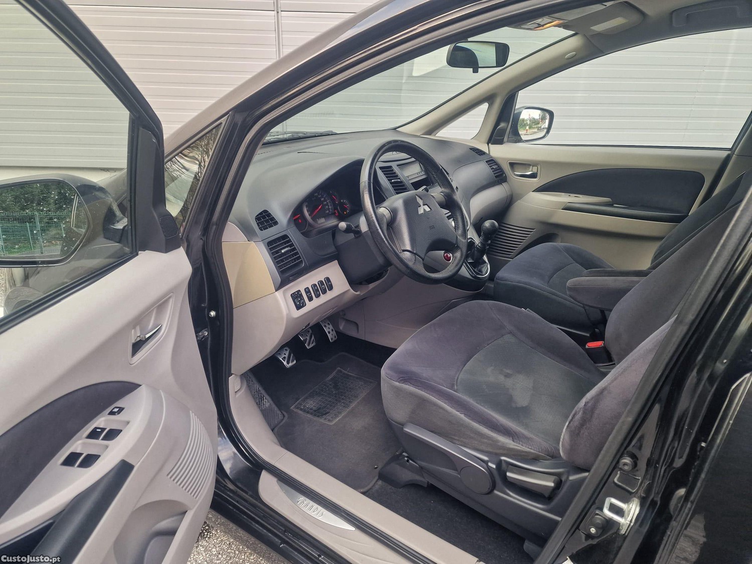 Mitsubishi Grandis 2.0 DI-D Instyle 7 lugares — fotografia 5