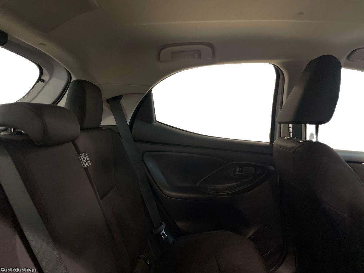 Toyota Yaris 1.5 HDF Comfort Plus — fotografia 9