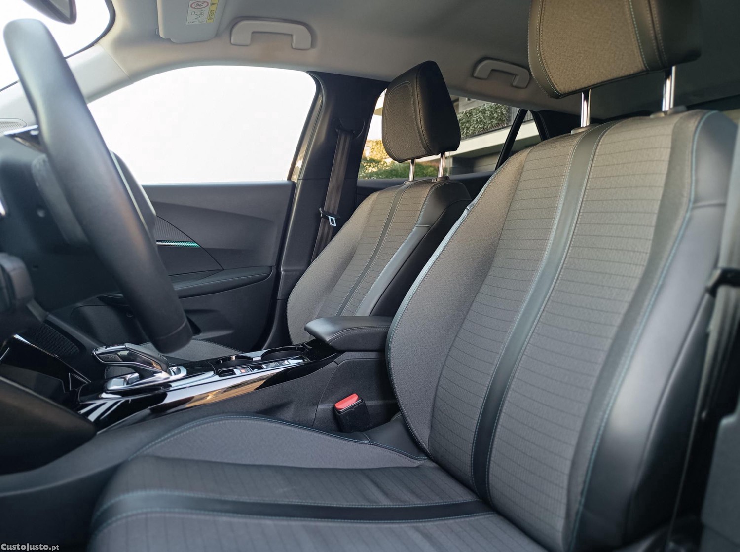Peugeot 2008 1.2 PureTech Allure Pack EAT8 — fotografia 3