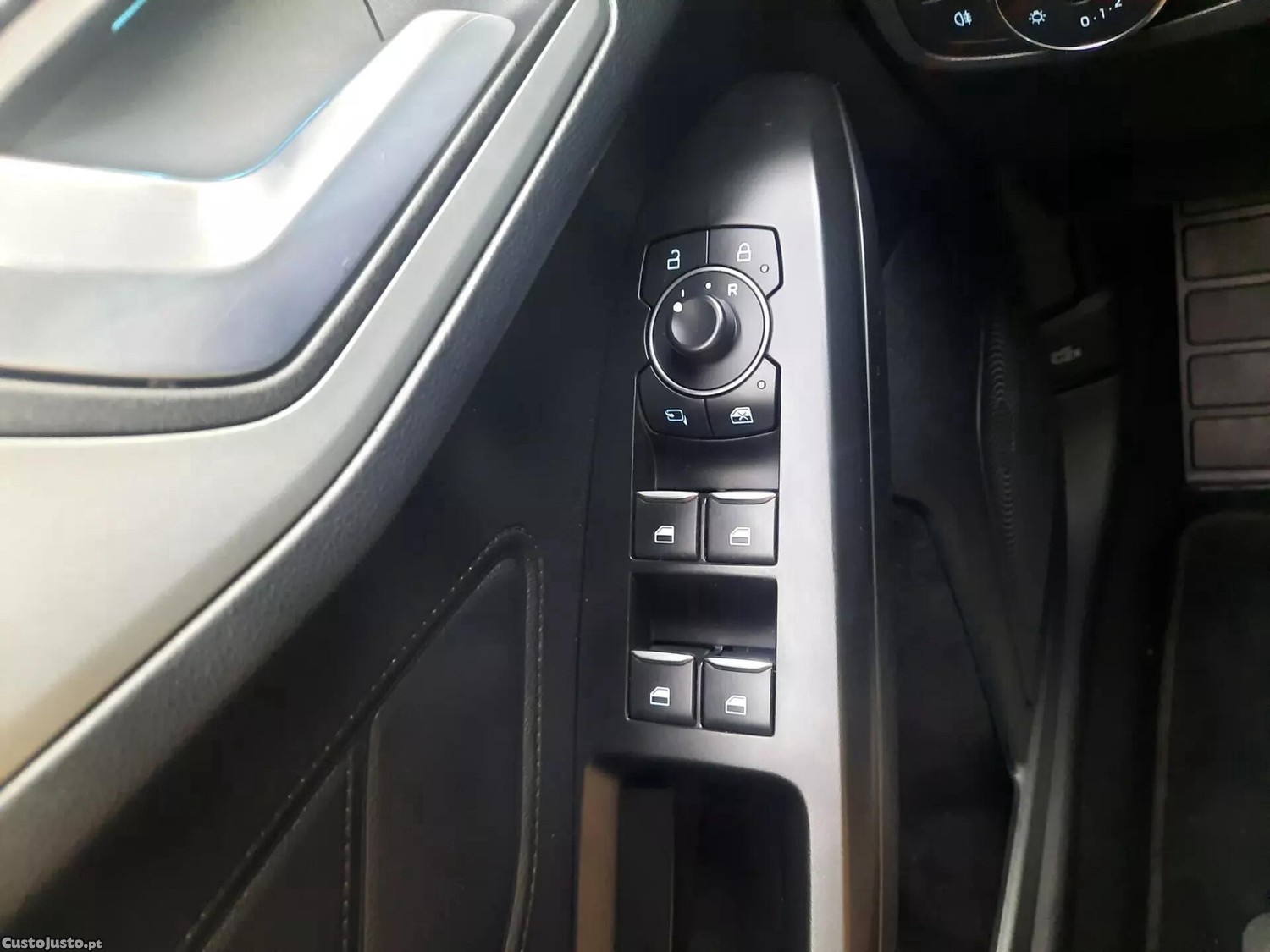 Ford Focus 1.0 EcoBoost MHEV ST-Line — fotografia 9
