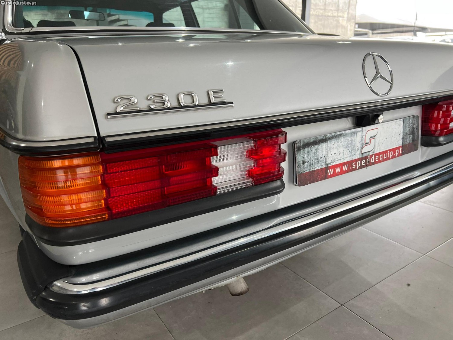 Mercedes-Benz 230 E — fotografia 15