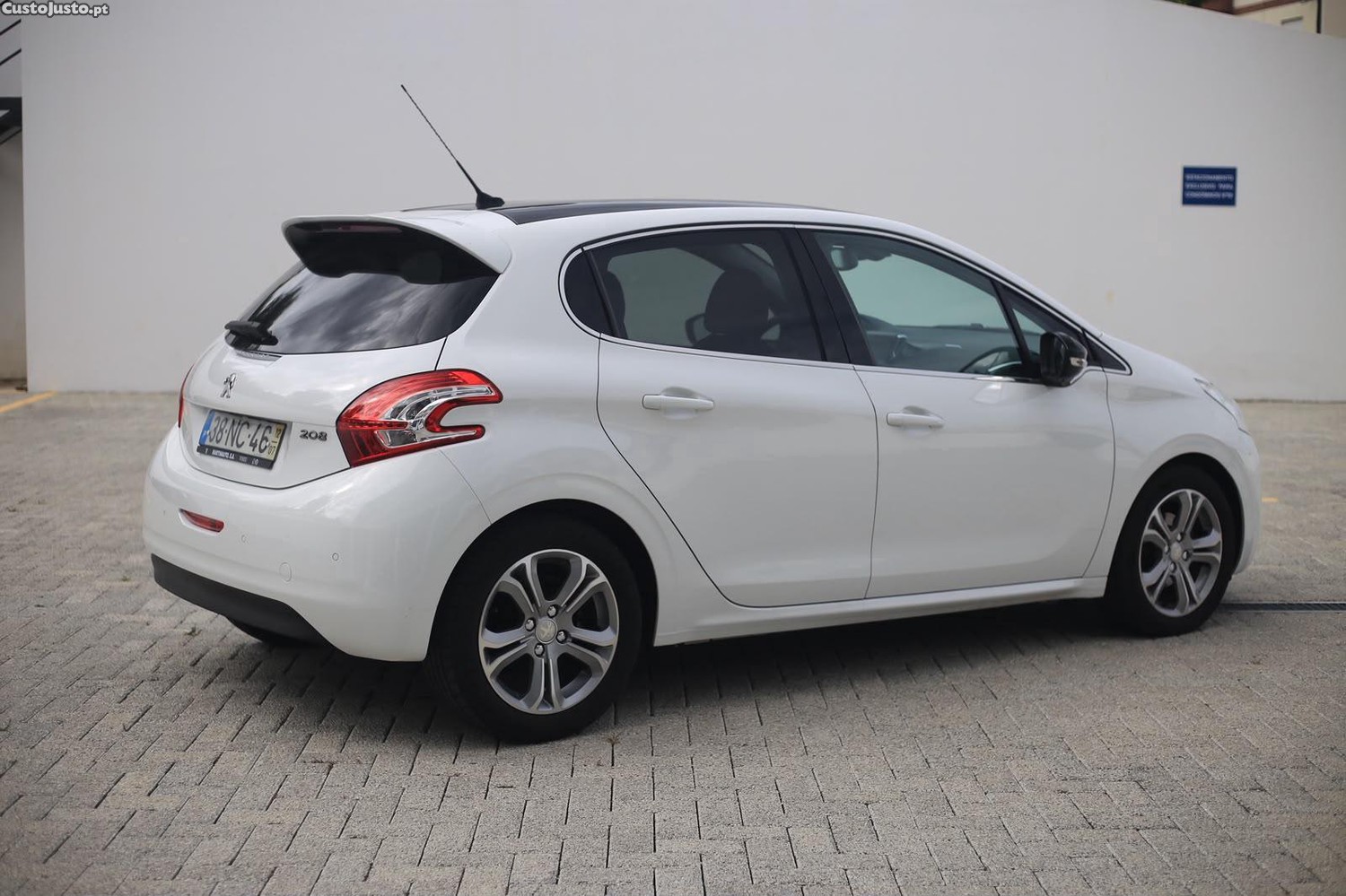 Peugeot 208 1.4 Hdi Allure — photo 4