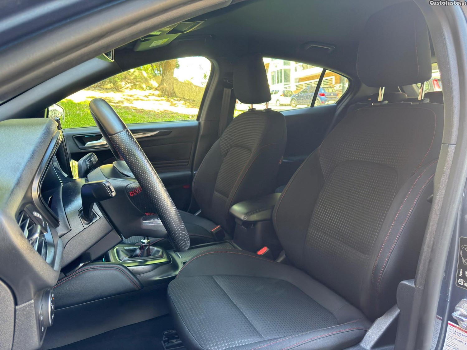 Ford Focus 1.0 Ecoboost Hybrid ST-Line — fotografia 6
