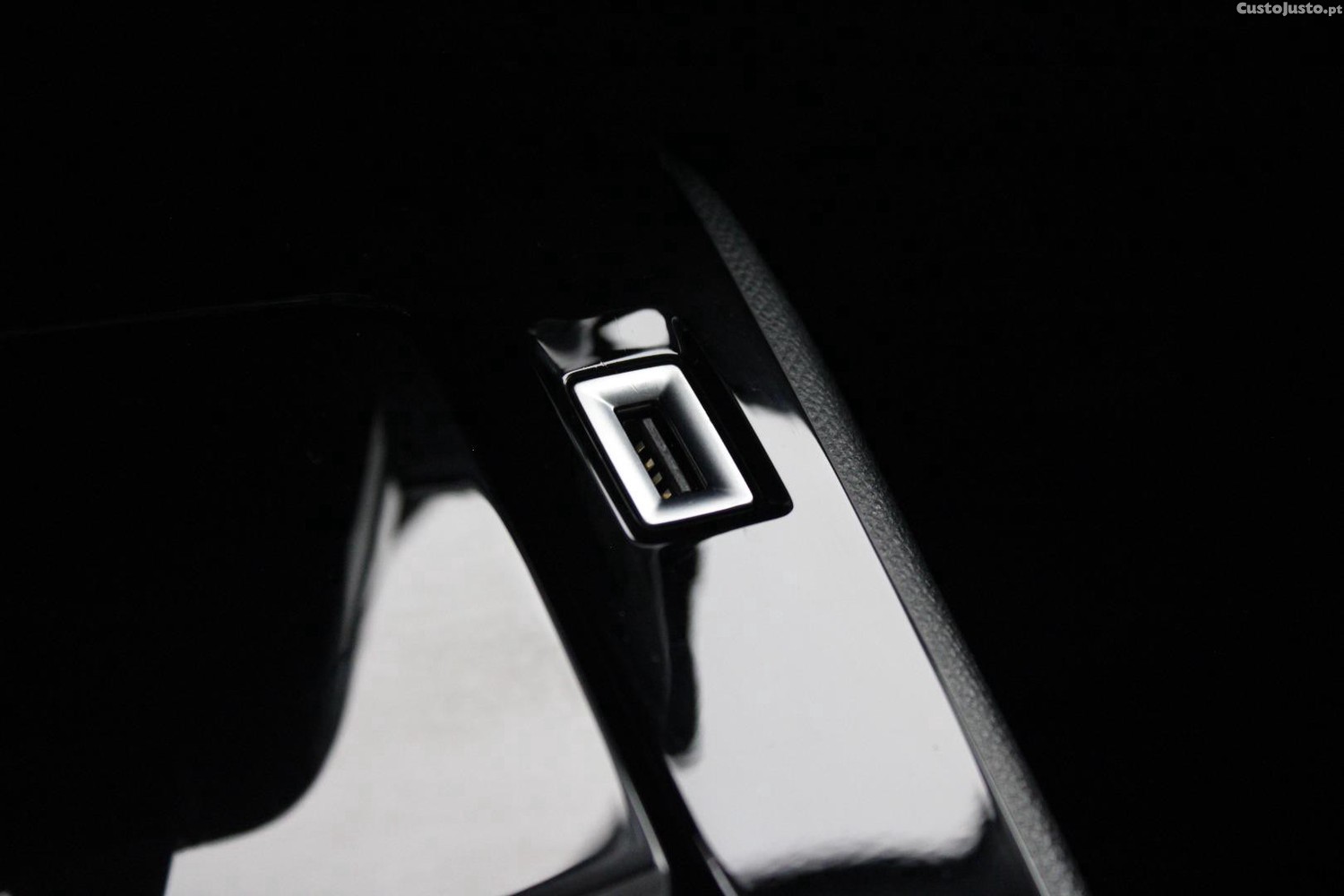 Peugeot e-2008 ALLURE — fotografia 15