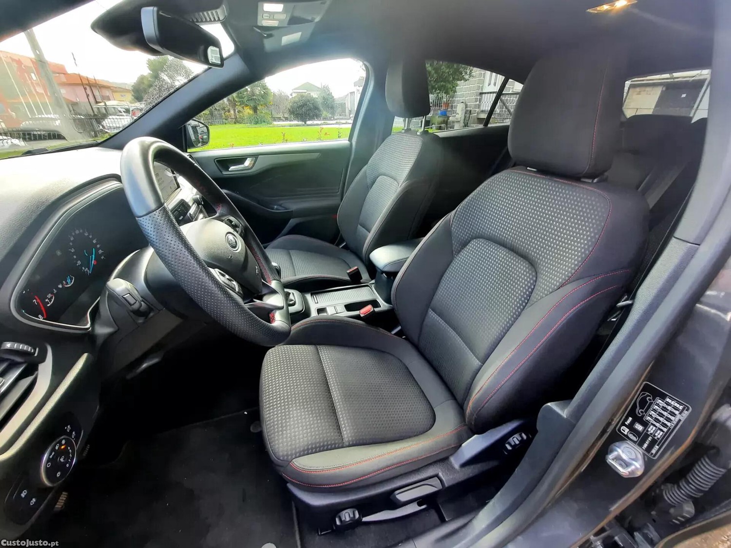 Ford Focus 1.0 EcoBoost MHEV ST-Line — fotografia 2