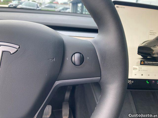 Tesla Model Y Long Range Dual Moto — fotografia 17