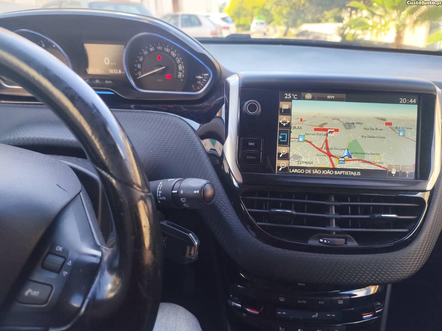 Peugeot 2008 1.2 VTi Allure de 2015 — photo 2