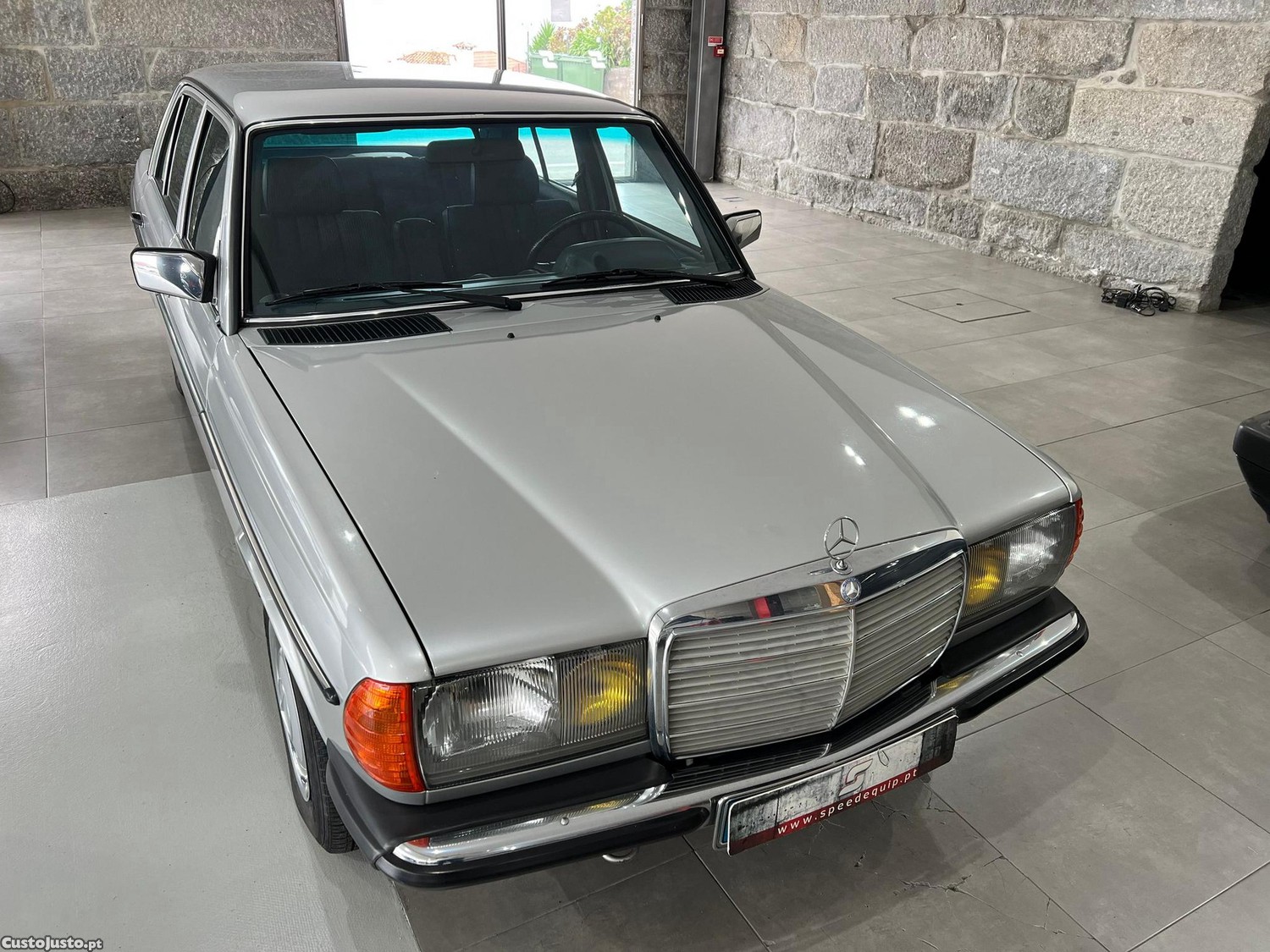 Mercedes-Benz 230 E — fotografia 21