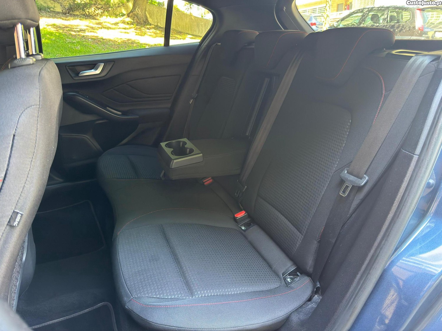 Ford Focus 1.0 Ecoboost Hybrid ST-Line — fotografia 3