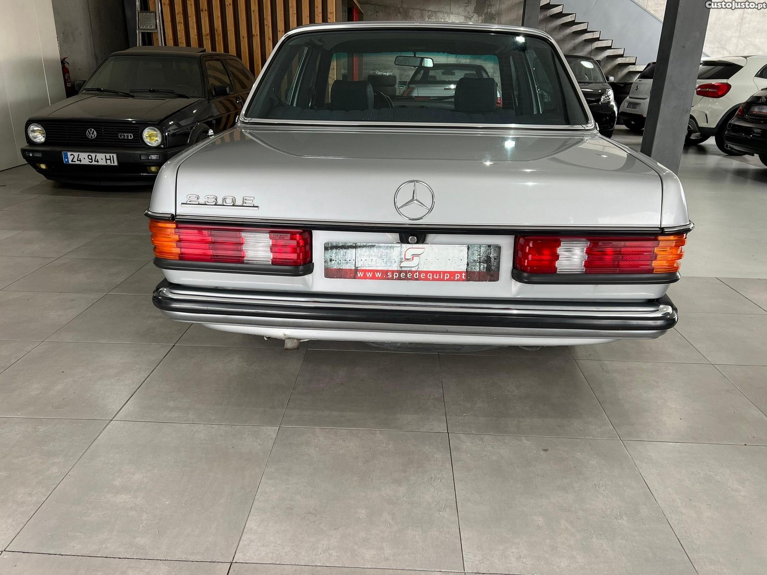 Mercedes-Benz 230 E — fotografia 17