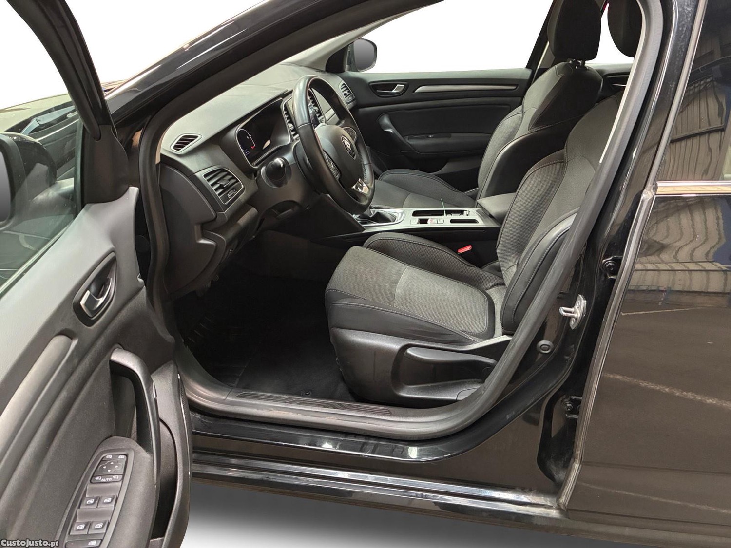Renault Mégane Sport Tourer 1.5 Blue dCi Evolution EDC - 23 foto 3