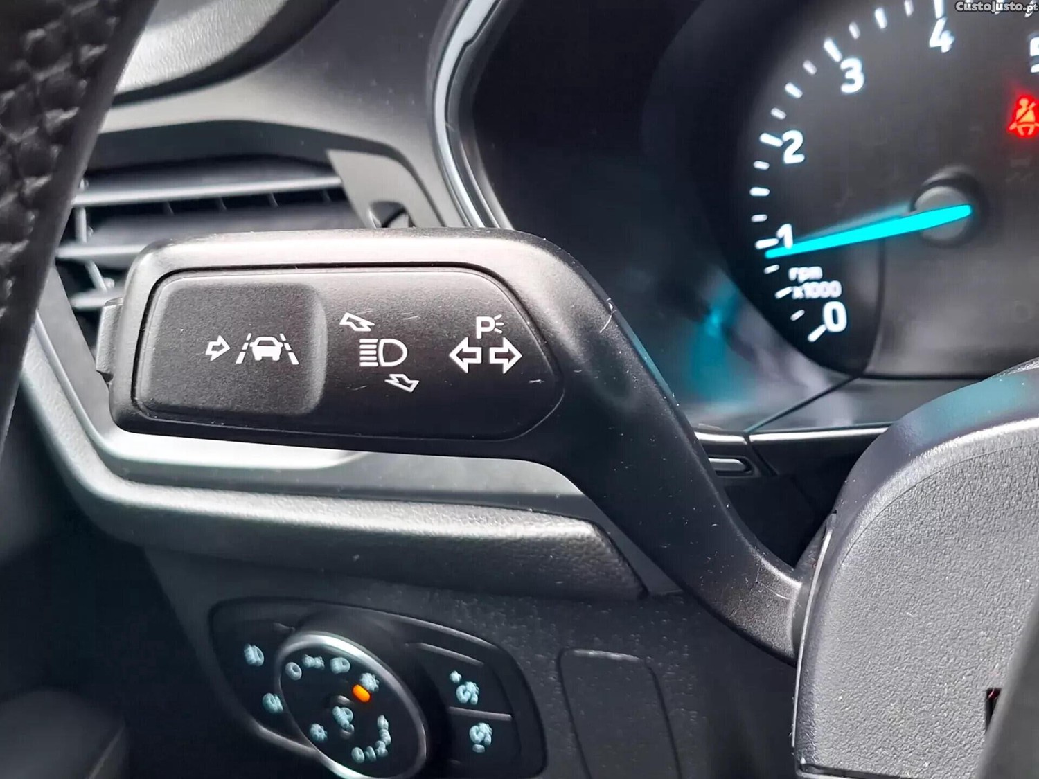 Ford Focus 1.0 EcoBoost MHEV Titanium — fotografia 9