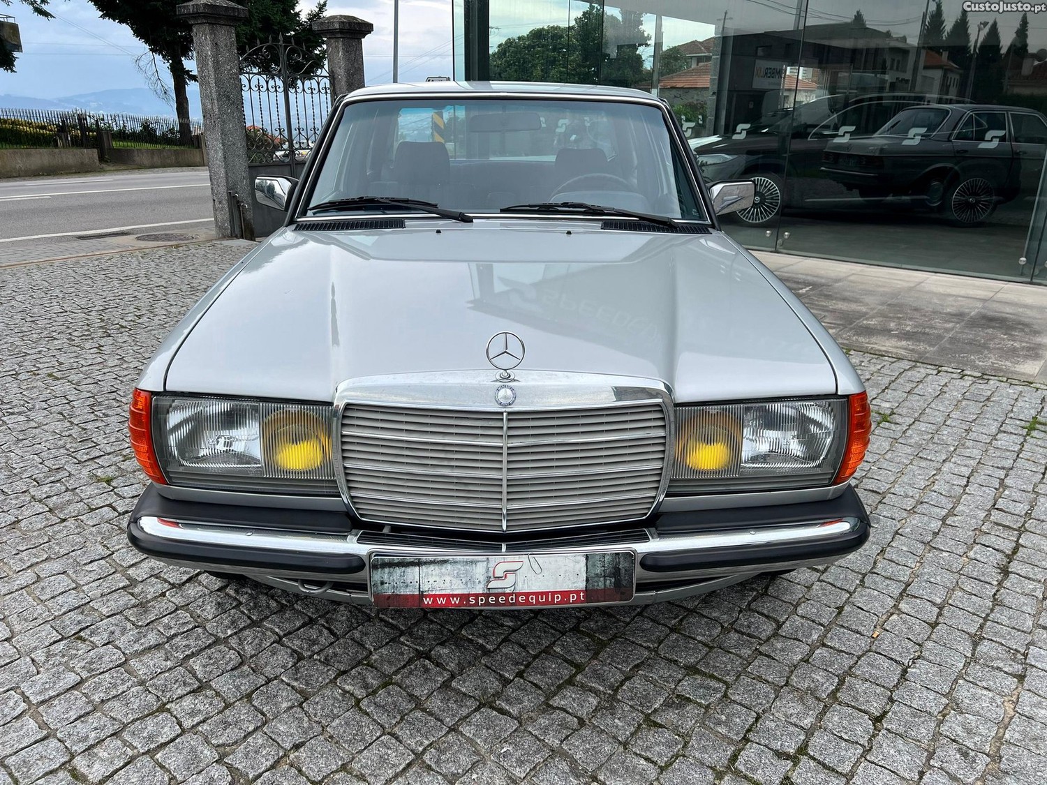 Mercedes-Benz 230 E — fotografia 24