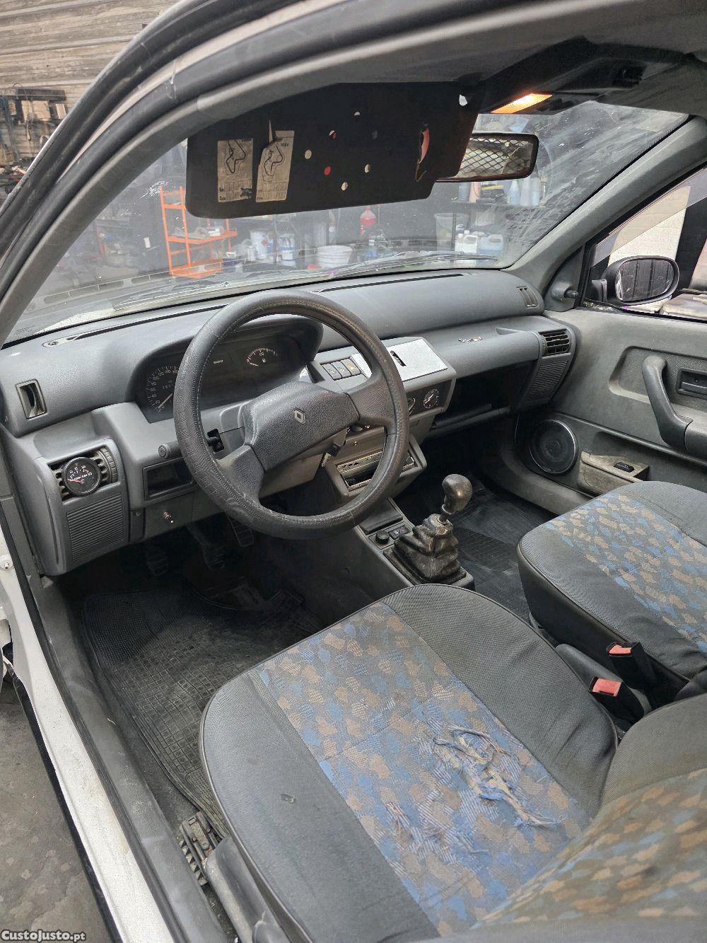 Renault Clio 1.9D — photo 4