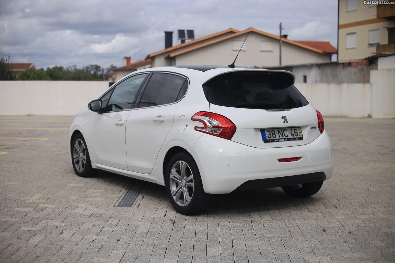 Peugeot 208 1.4 Hdi Allure — photo 3