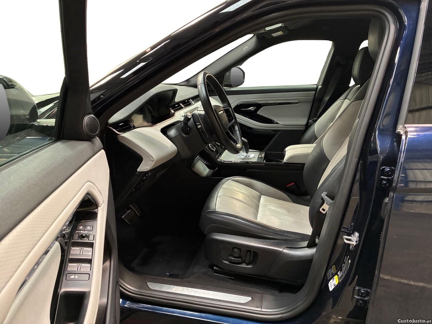 Land Rover Evoque 1.5 P300e AWD R-Dynamic S Auto - 22 — photo 3