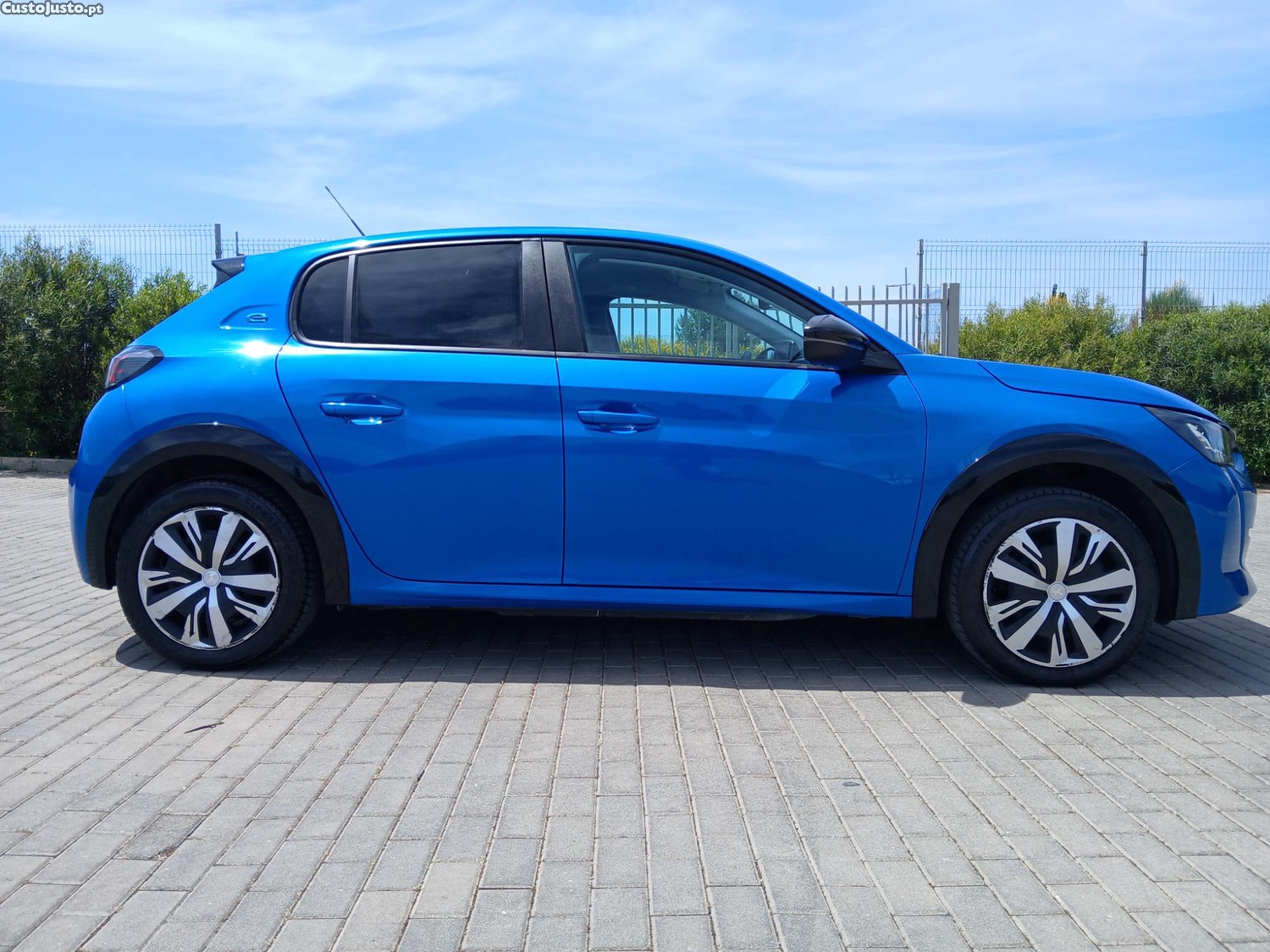 Peugeot e-208 50 kWh Allure Pack — photo 2