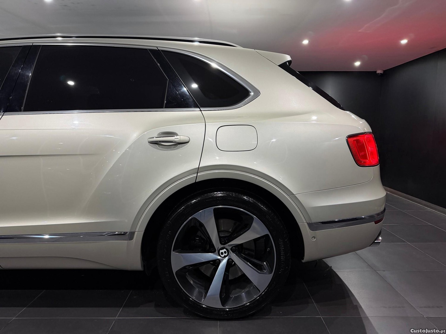 Bentley Bentayga Hybrid - 21 — photo 5