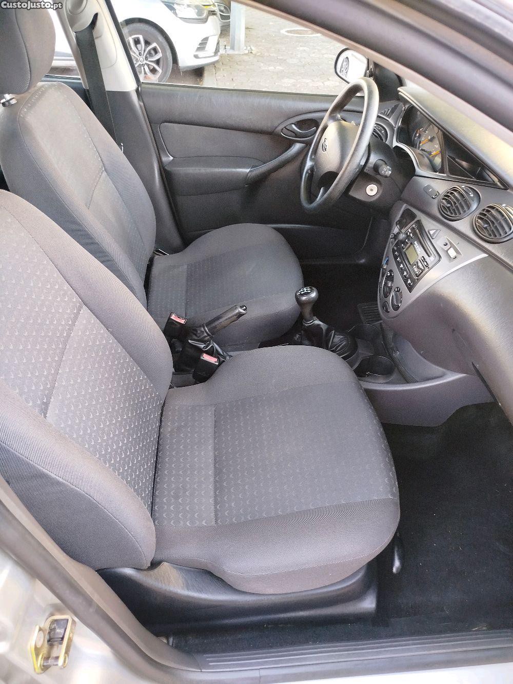 Ford Focus 1.4 gasolina ano 2004 impecável — fotografia 3
