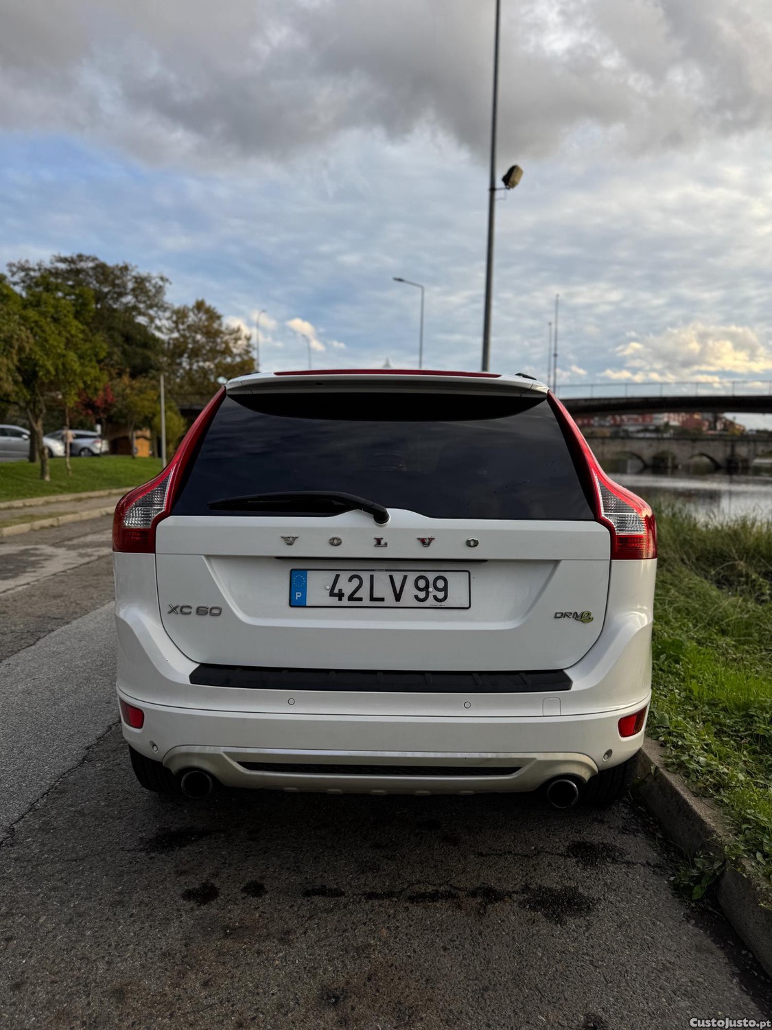 Volvo XC60 2.0 D4 R-Design — photo 4