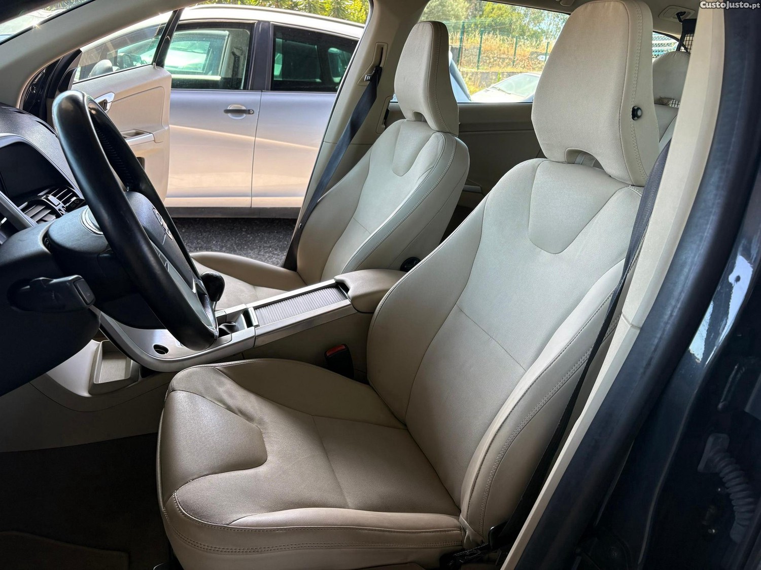 Volvo XC 60 2.4 D Drive Momentum — fotografia 12