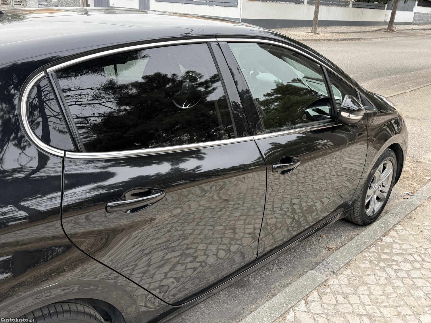 Peugeot 208 1.4 HDI Allure - 14 — photo 2