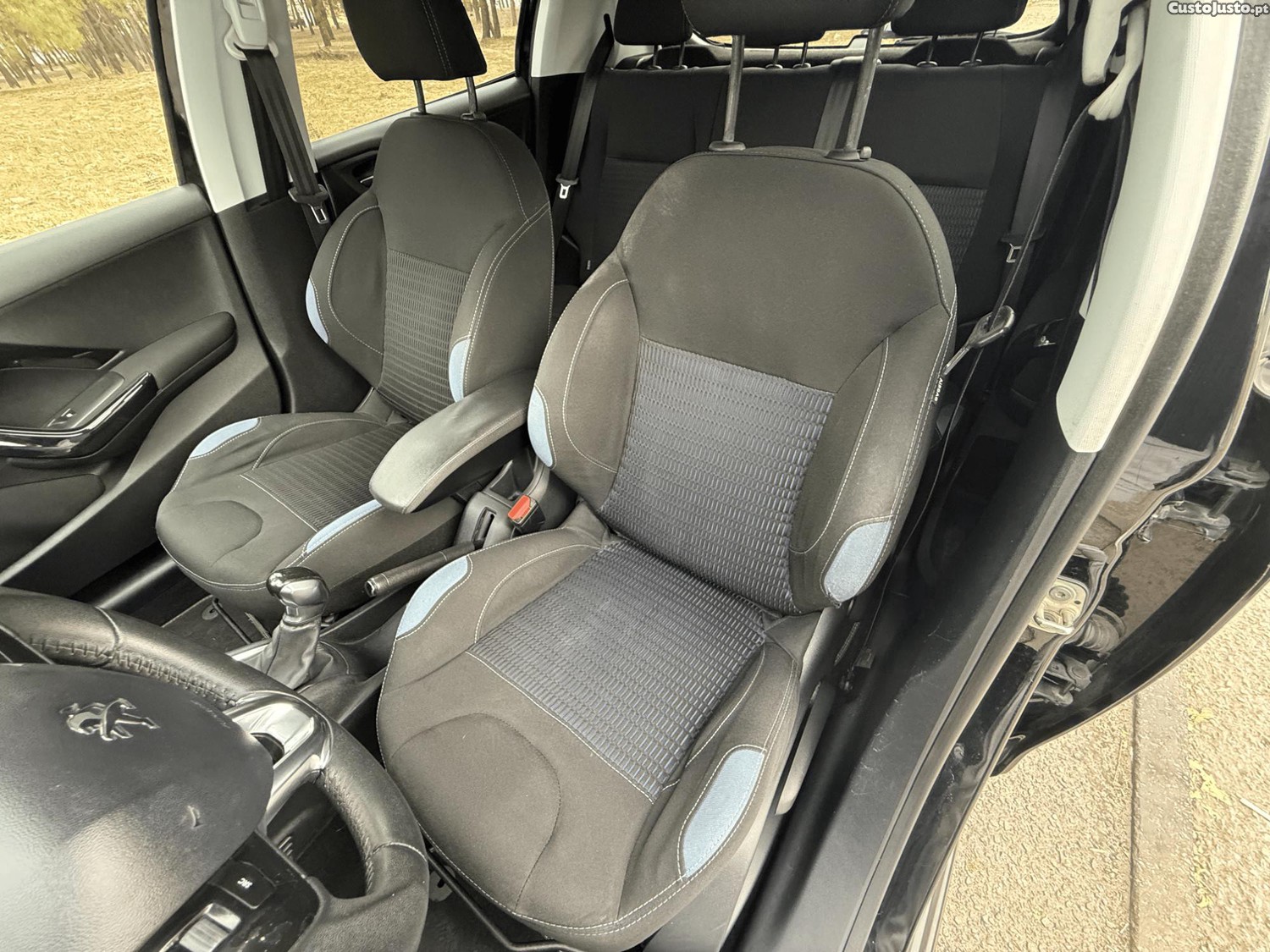 Peugeot 208 1.4 HDI Allure - 14 — photo 3