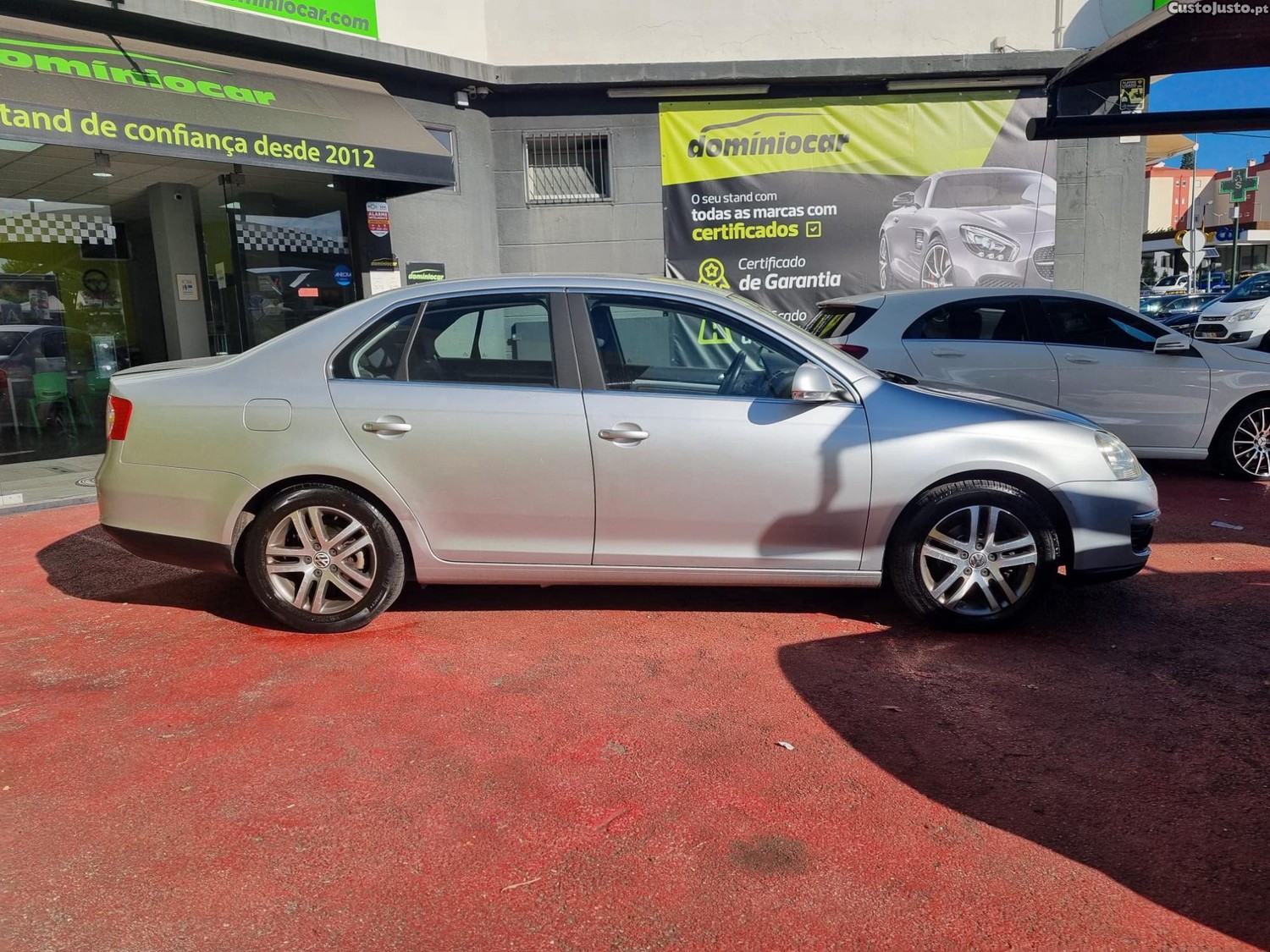VW Jetta 1.9 TDi BlueMotion - 08 foto 5