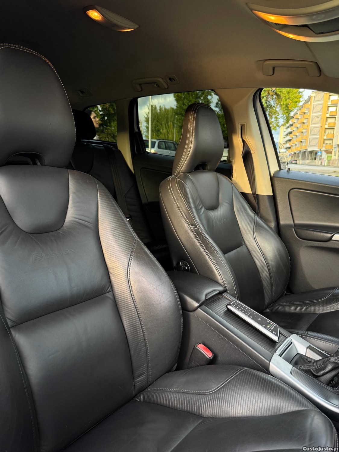 Volvo XC60 2.0 D4 R-Design — photo 2
