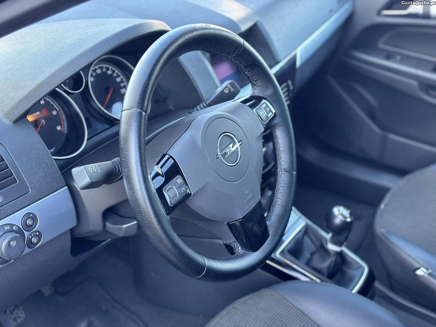 Opel Astra 1700CDTI 100CV COSMO — fotografia 3