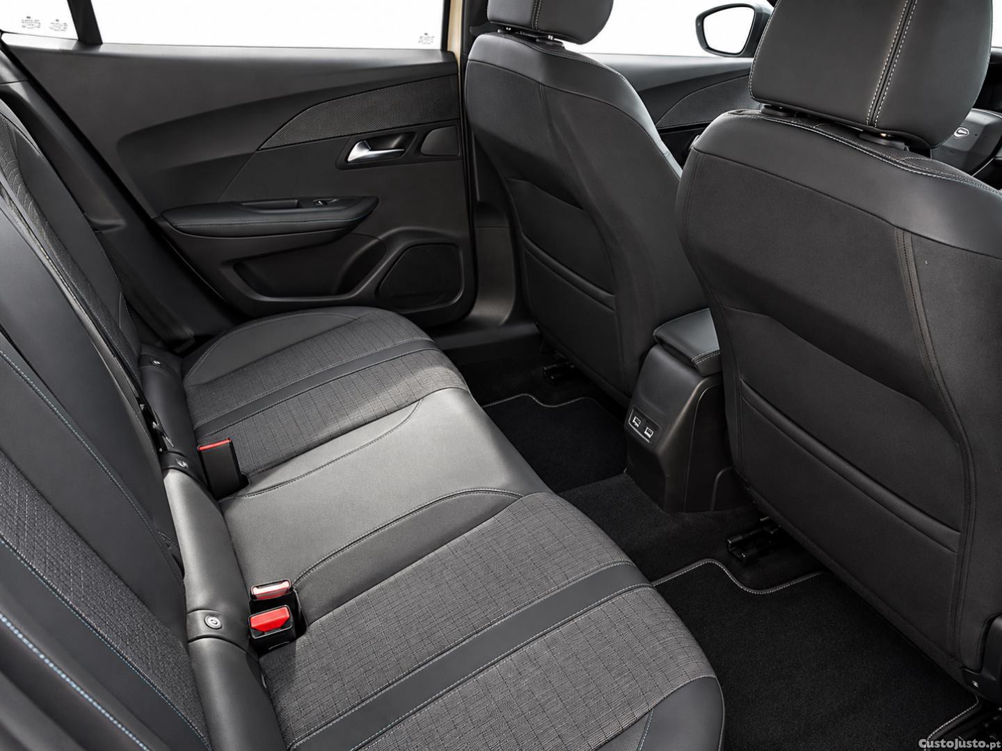 Peugeot e-2008 ALLURE 136CV 50Kwh (AUTO) - 23 — photo 4