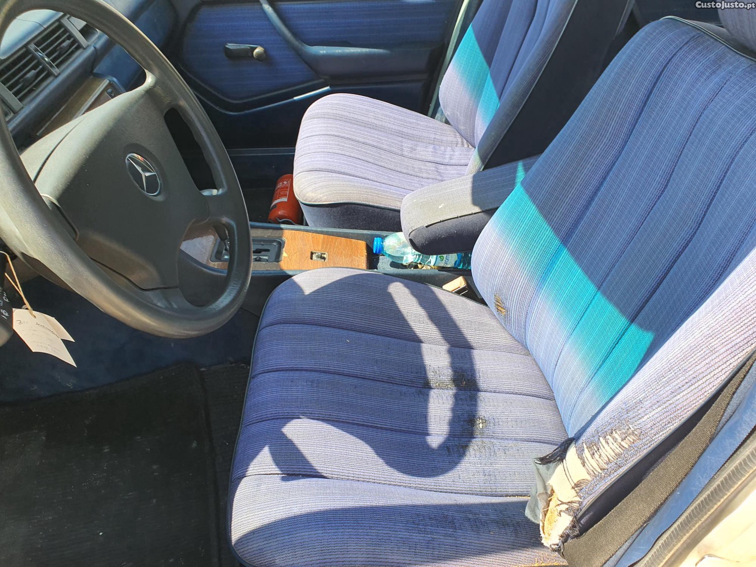 Mercedes-Benz 300 E — fotografia 7