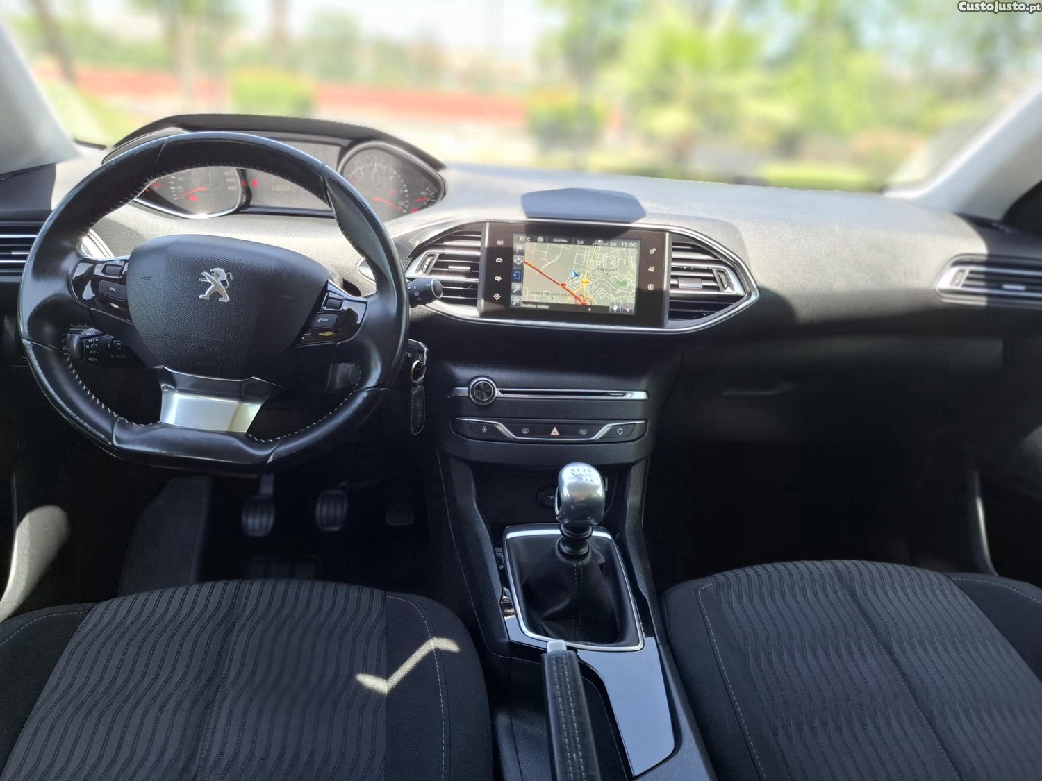 Peugeot e-308 SW 1.6 BlueHDi — fotografia 4