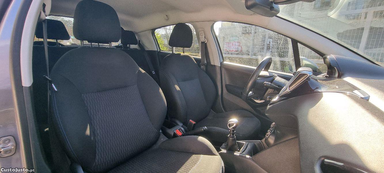 Peugeot 208 1.5 HDI 100cv Signature — fotografia 4
