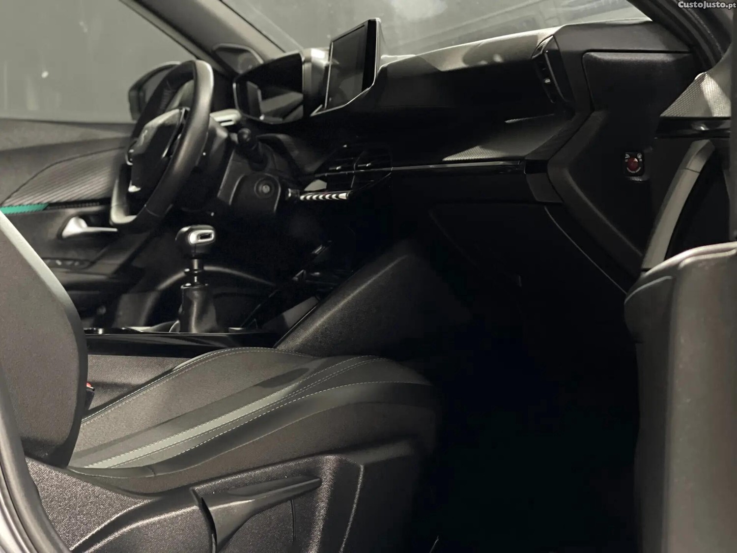 Peugeot 2008 1.2 PureTech Allure — photo 4