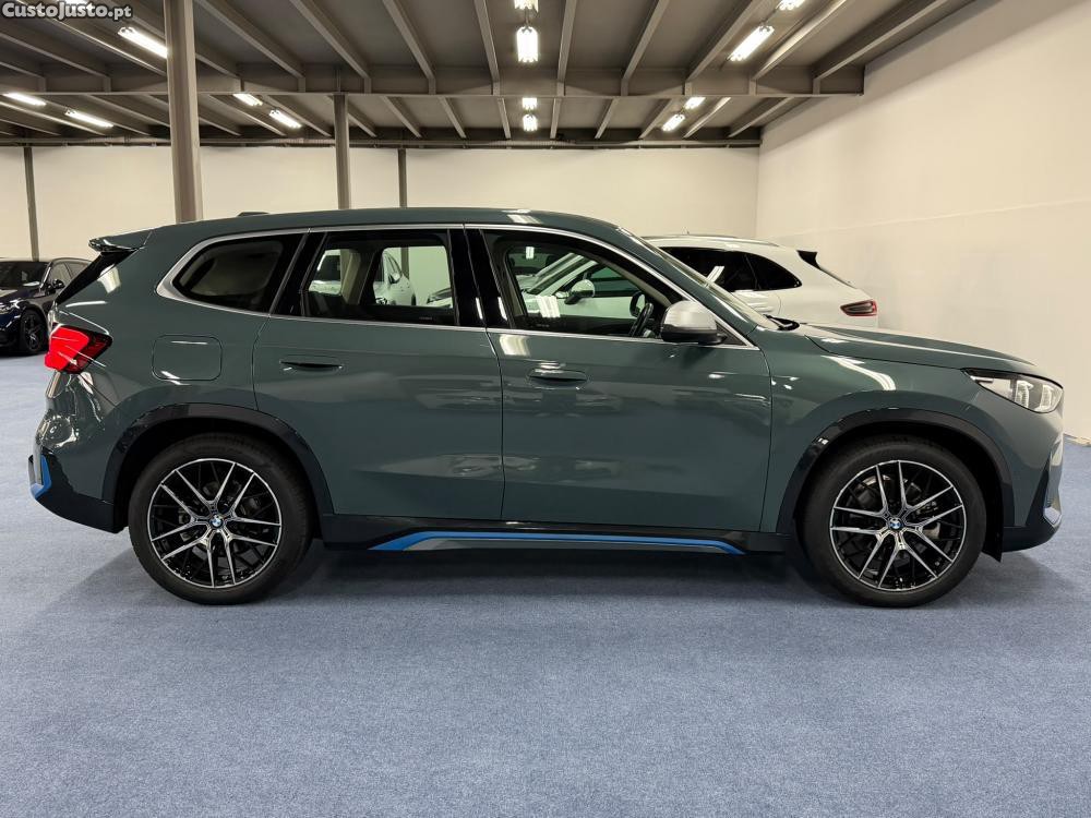 BMW iX1 xDrive30 - 23 — photo 3