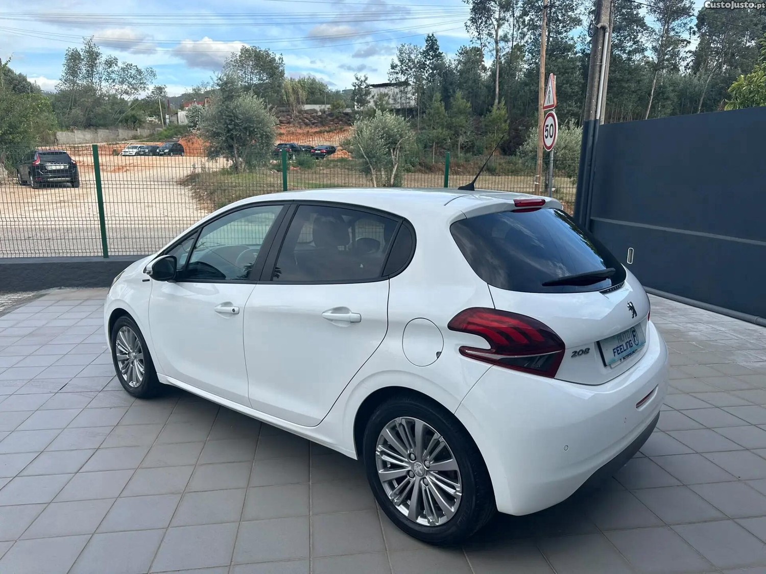 Peugeot 208 1.5 BlueHDi Signature - 19 — photo 5