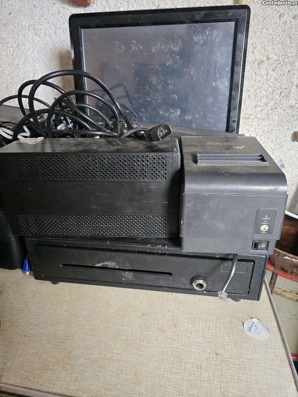 Computador com caixa registadora e monitor