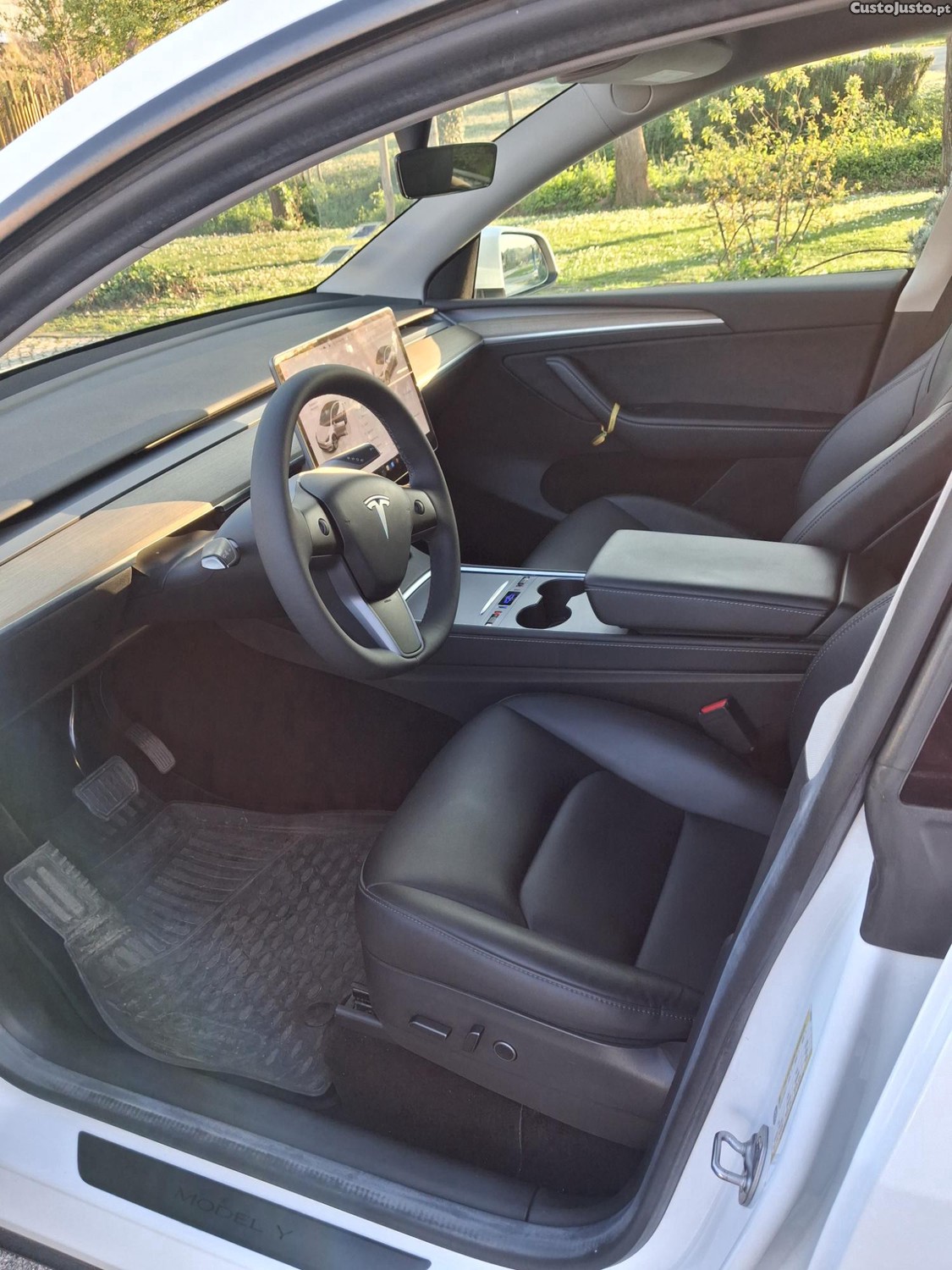 Tesla Model Y RWD — fotografia 4