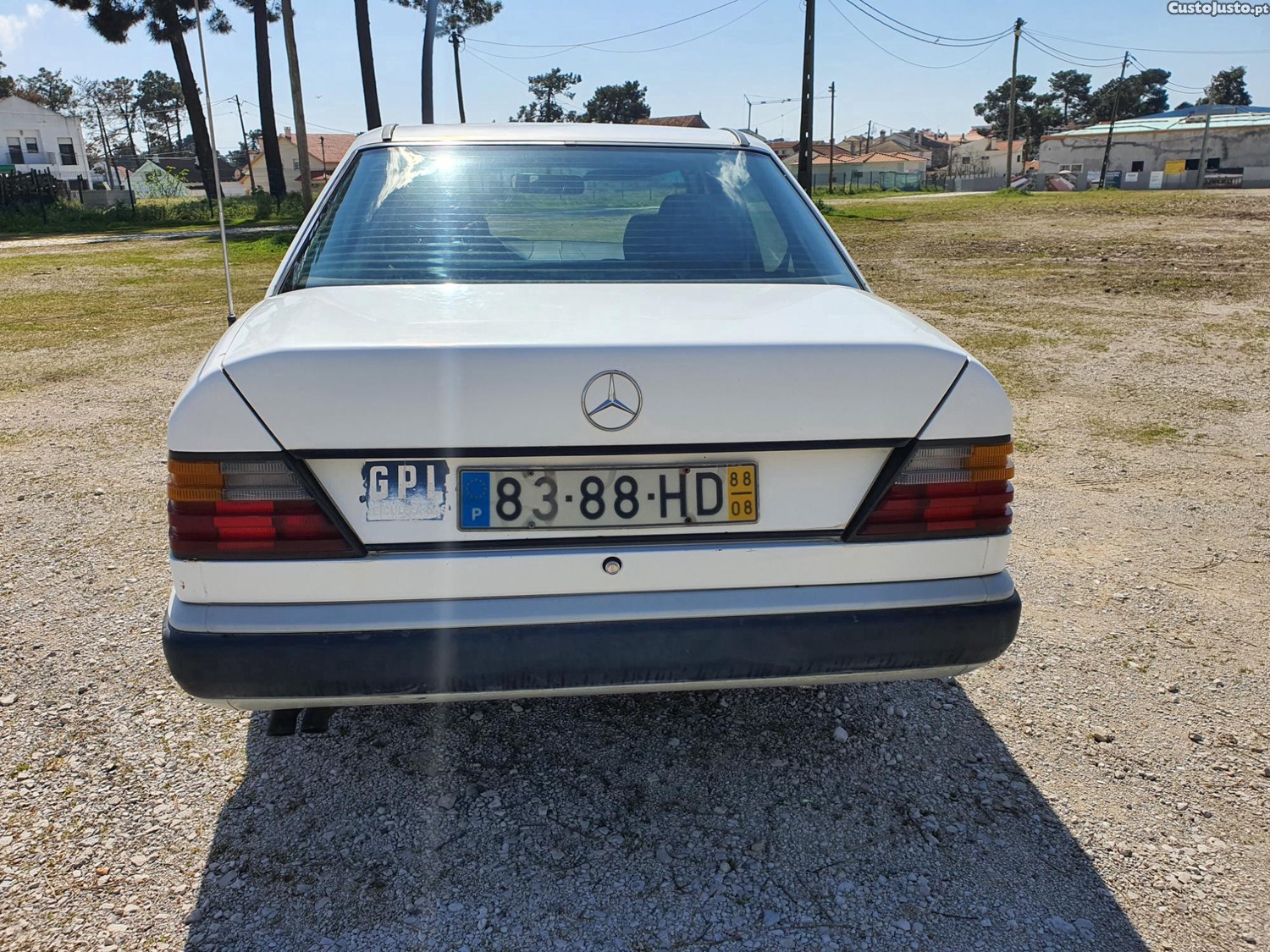 Mercedes-Benz 300 E — fotografia 9