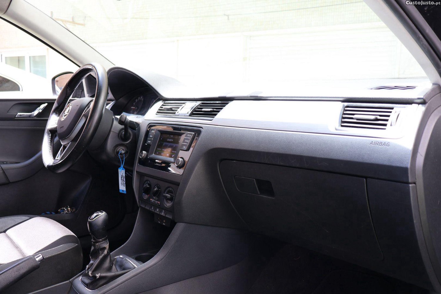 Skoda Rapid 1.6 Tdi — fotografia 6