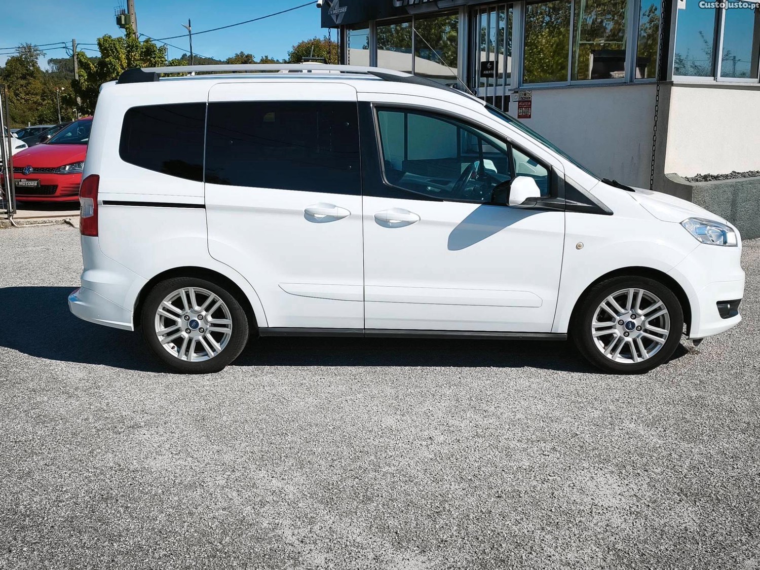 Ford Tourneo Courier 1.0 EcoBoost Titanium 100 cv 5 lugares - 18 — photo 4