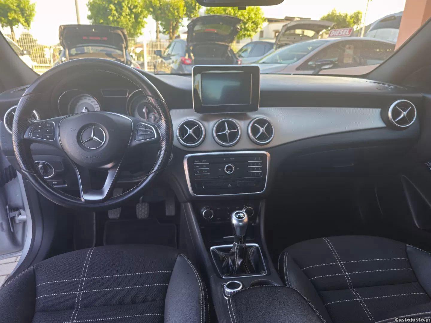 Mercedes-Benz CLA 180 D urban — fotografia 7