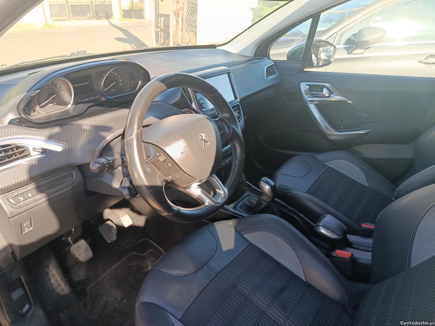 Peugeot 2008 1.2 Pure Teach Allure — photo 2
