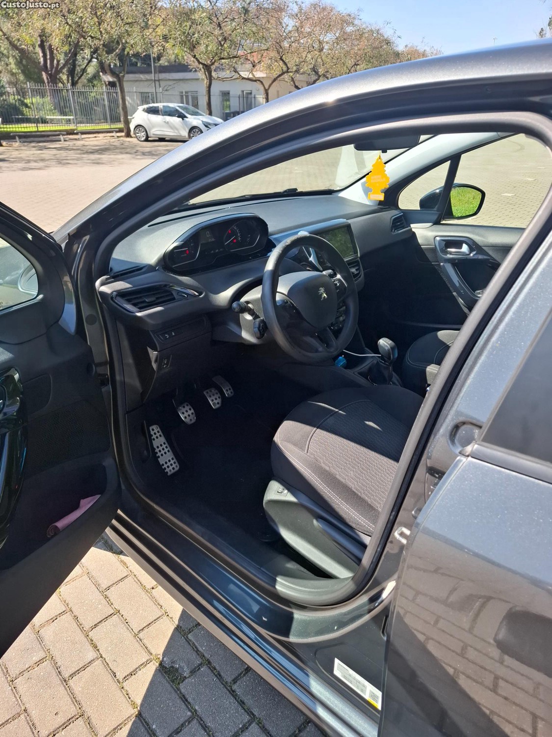 Peugeot 208 C — fotografia 3